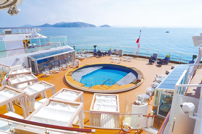 入住探索夢號「皇宮」，旅客可享受專屬泳池及日光甲板。（何書青攝）