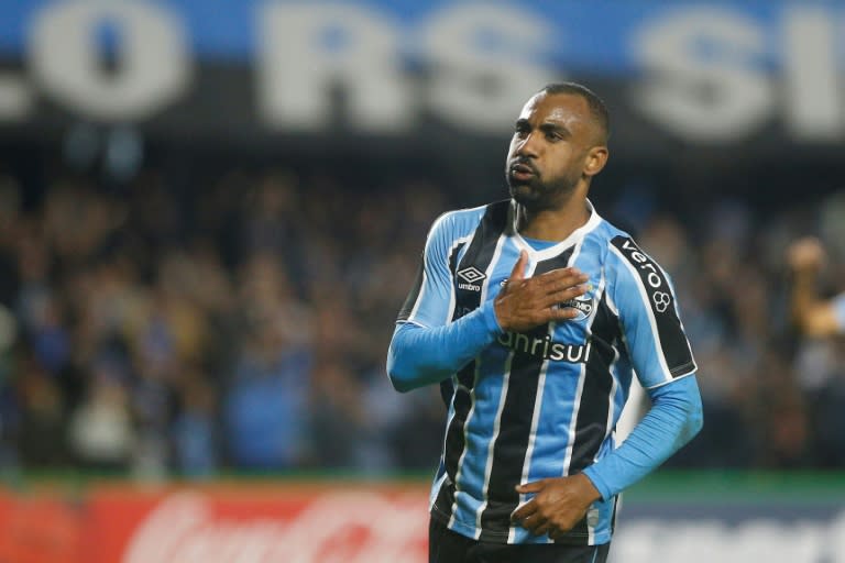 El delantero de Gremio Everton Galdino celebra tras marcar un gol durante el partido de fútbol de la fase de grupos de la Copa Libertadores contra The Strongest de Bolivia, en el estadio Couto Pereira, en Curitiba, Brasil, el 29 de mayo de 2024. (Albari Rosa)