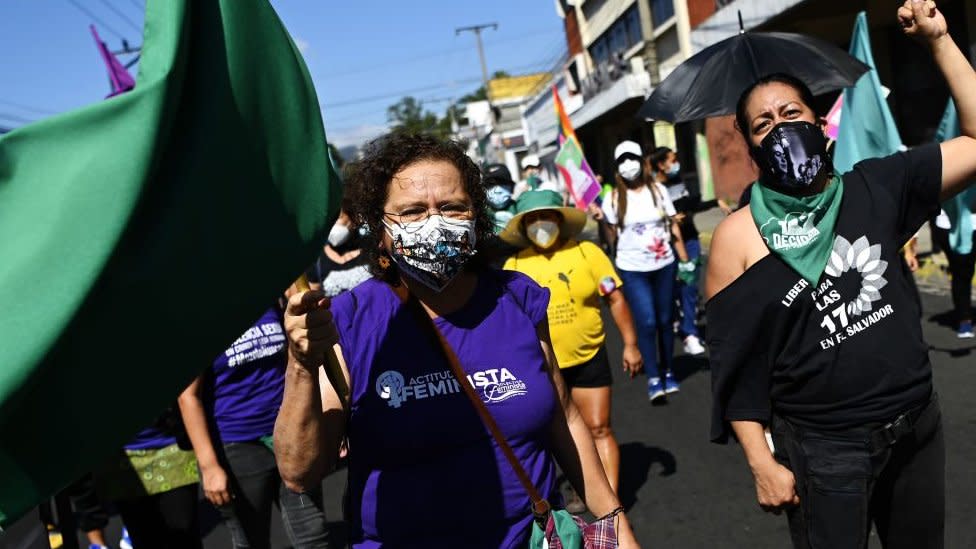 Morena Herrera, quien aparece en la foto con una bandera verde, pidió que los abortos involuntarios sean tratados como problemas de salud pública.