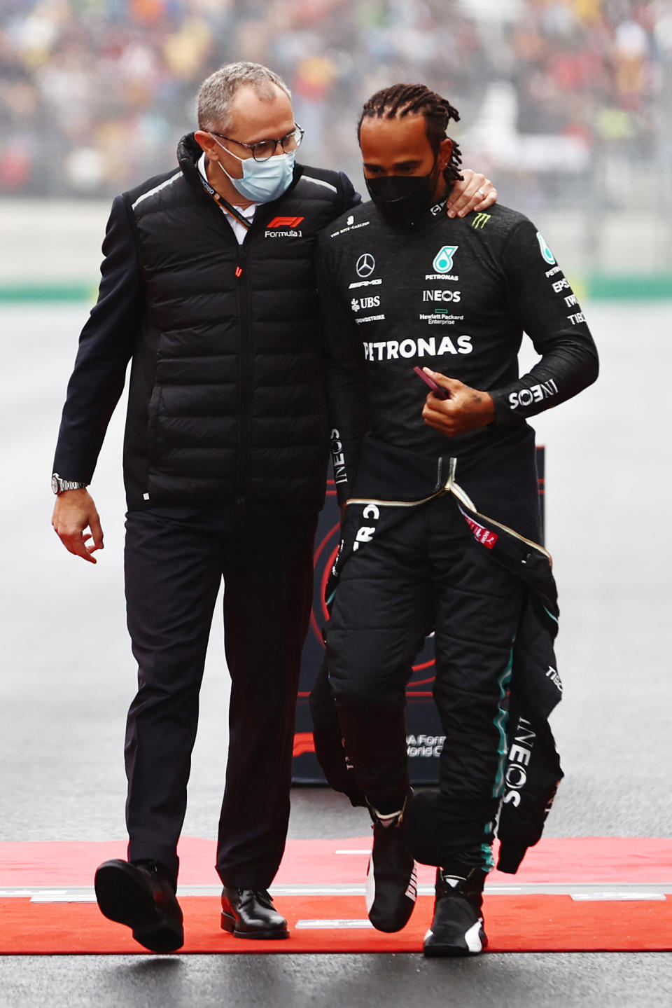 Hamilton hablando con Stefano Domenicali. (Foto: Mark Thompson / Getty Images).