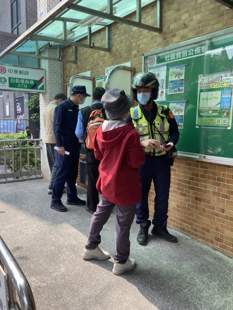 淡水警分局除了加強ATM巡簽外，也規劃專責警力到各金融機構、郵局及超商維持提領秩序。（淡水警分局提供）