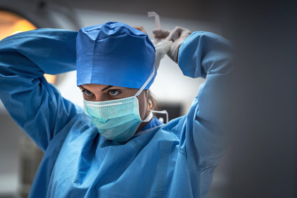 Surgeon wearing a medical mask Getty Images/pipat wongsawang