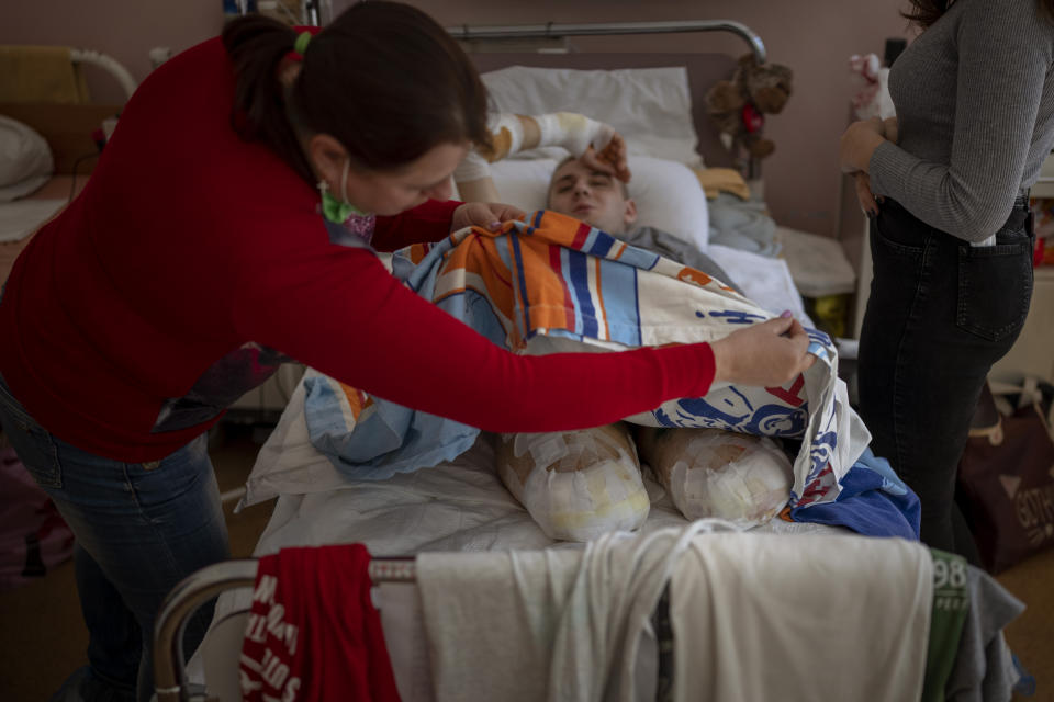 Lidiya Gladun revisa los vendajes de su hijo Anton en un hospital de Cherkasy (Ucrania) el 6 de mayo del 2022. Anton perdió partes de ambas piernas y del brazo izquierdo en la guerra con Rusia. (AP Photo/Emilio Morenatti)