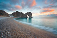 <p>Al sur de Inglaterra se encuentra esta particular playa de 7 millas (11.2 km) de longitud, donde además de sus increíbles paisajes puedes practicar kayak, paddleboard y surf board, de acuerdo con su <a rel="nofollow noopener" href="https://www.bournemouth.co.uk/things-to-do" target="_blank" data-ylk="slk:portal oficial de turismo;elm:context_link;itc:0;sec:content-canvas" class="link ">portal oficial de turismo</a>. Foto: Antony Spencer Photograph / Getty Images </p>