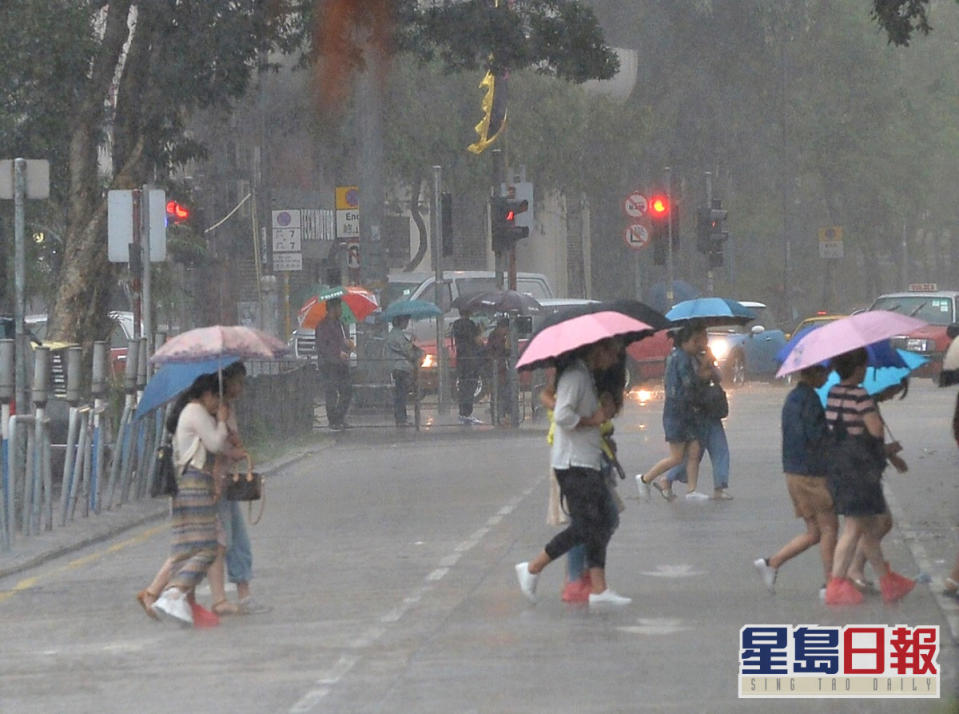 本周中後期該區有幾陣驟雨，天氣稍涼。資料圖片