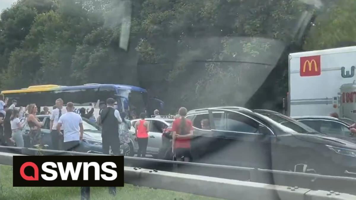 Une fanfare sérénade des automobilistes bloqués sur l’autoroute M6 après qu’un incendie a interrompu la circulation pendant des heures