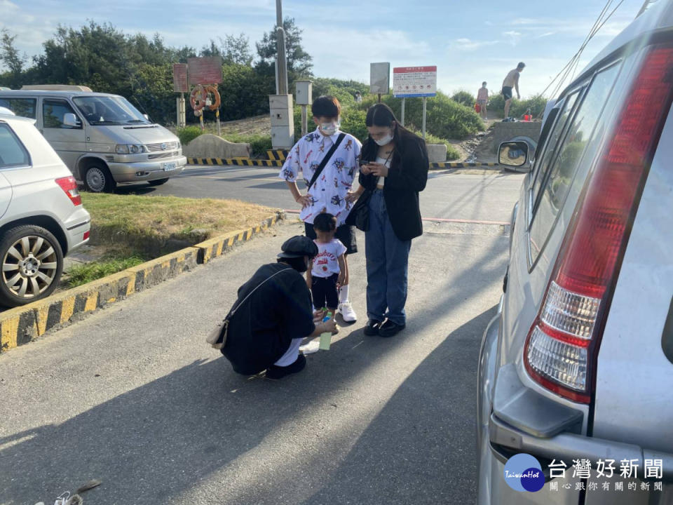 三名年輕男女帶著一名年約2歲的男童，請警方幫忙協尋爸媽。