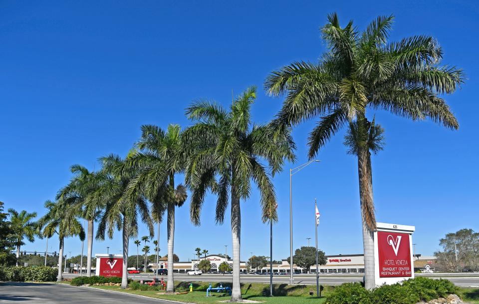 Ramada Wyndham Hotel Venezia in Venice, Florida has a banquet center, restaurant and bar, 146-rooms, a resort-style pool and more.
