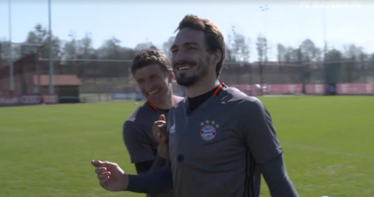 Hummels und Müller haben ihren Spaß (Bild: Screenshot Video)