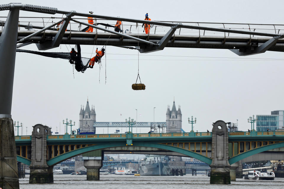 Ein Heuballen warnt Schiffe unter der Millenium Bridge in London. (Bild: REUTERS/Clodagh Kilcoyne)