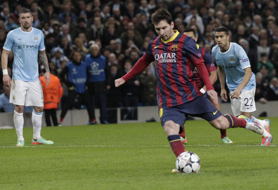 El argentino Lionel Messi, del Barcelona, cobra un penal para anotar el primer gol del partido de ida contra el Manchester City por los octavos de final de la Liga de Campeones, en el estadio Etihad, en Manchester, Inglaterra, el martes 18 de febrero de 2014. La Final de la Copa del Rey entre el Barcelona y el Real Madrid se jugará el 16 de abril en Mestalla, el estadio de Valencia. (AP Foto/Jon Super)