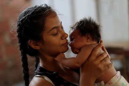 Reina Peley de 20 años fotografiada junto a su hija en su casa de Maracaibo, Venezuela. 12 de abril de 2019. REUTERS/Ueslei Marcelino.