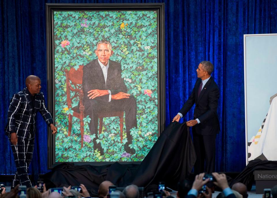 Artist Kehinde Wiley and Barack Obama unveil the former president's portrait. (Photo: SAUL LOEB via Getty Images)