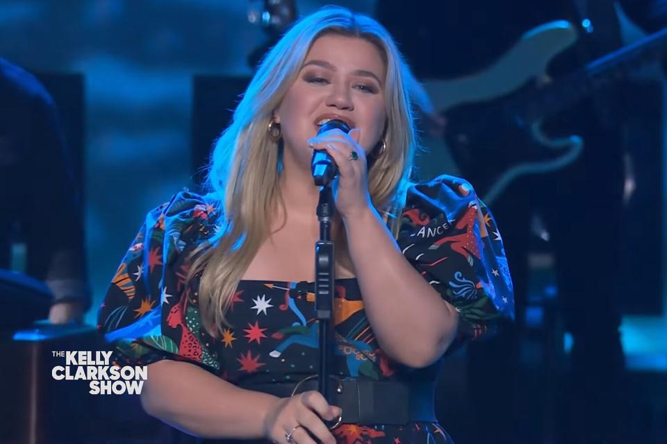 Kelly Clarkson Covers 'My Life' By Billy Joel | Kellyoke