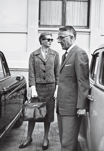 Audrey Hepburn with her Louis Vuitton Speedy 25. She requested Louis Vuitton  to make a smaller version of their Speedy 30 and they created the 25 size  handbag for her. : r/audreyhepburn