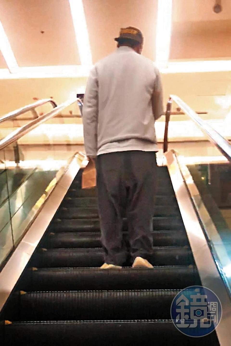 2月19日 21：15 早前，本刊拍到周湯豪一人出現在百貨公司，快動作搭上手扶梯，行跡不大尋常。