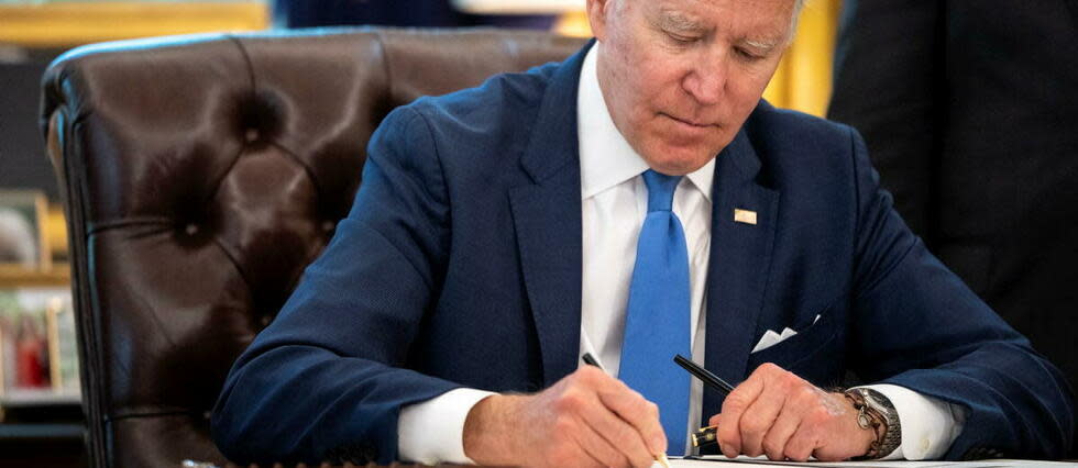Le président Joe Biden signe une loi pour la défense de la démocratie ukrainienne, à la Maison-Blanche le 9 mai 2022. 
