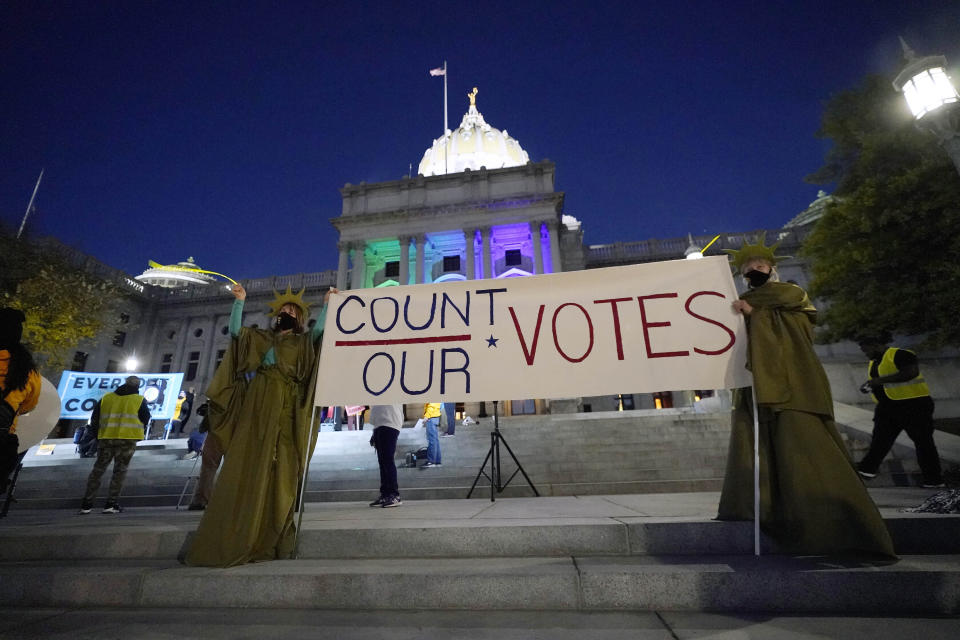 La gente se manifiesta frente al Capitolio del Estado de Pensilvania para instar a que se cuenten todos los votos, el miércoles 4 de noviembre de 2020, en Harrisburg, Pensilvania, después de las elecciones del martes. (AP Foto/Julio Cortez)