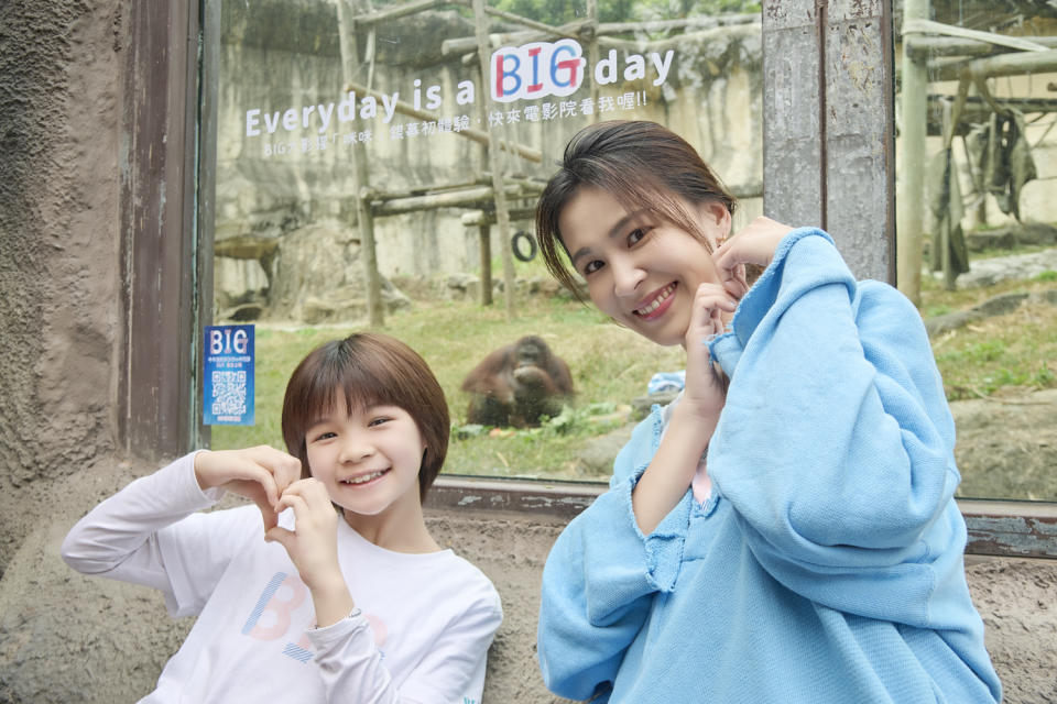 電影《BIG》中飾演源源一家人的演員鄭又菲（左）、曾沛慈（右）。（圖／米倉影業）