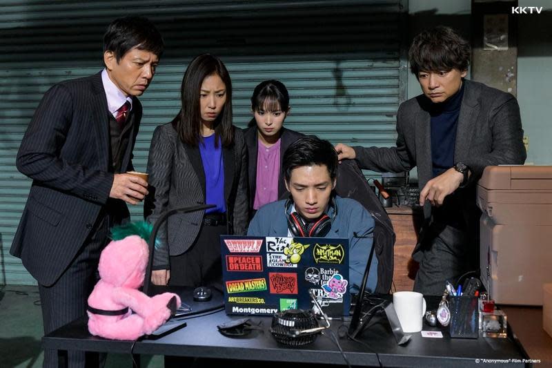 香取慎吾（右）主演的《Anonymous-鍵盤殺人對策室-》以現今的社會議題網路霸凌為題材。（KKTV提供）