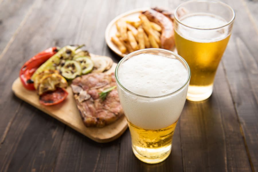 ¿Cerveza y carne roja?