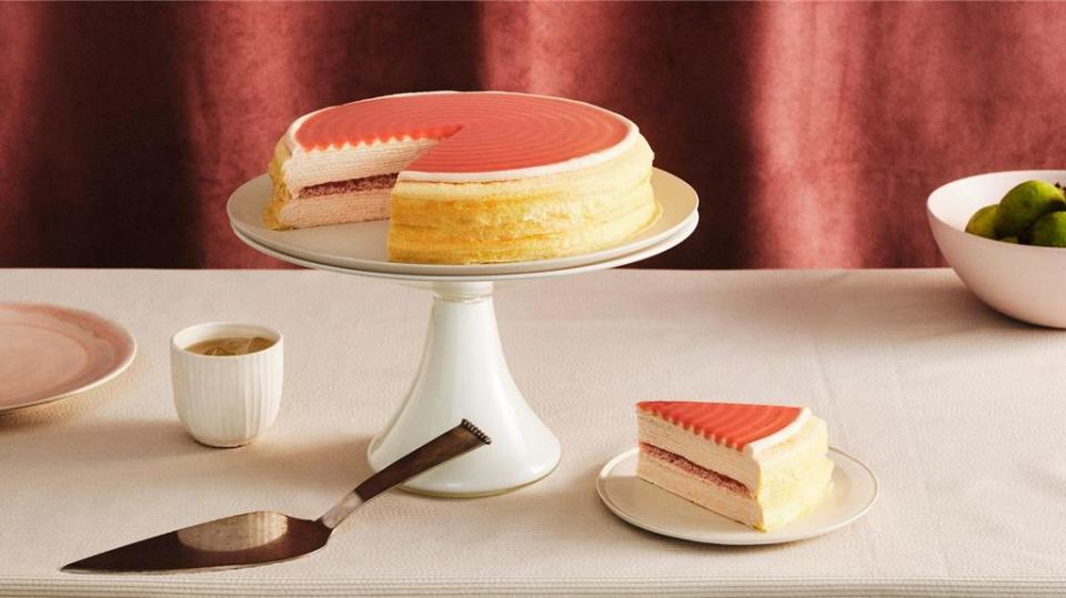 被譽為「美國十大蛋糕」的頂級甜點「LADY M」進駐誠品生活480，3月21日開始營業！（圖／誠品提供）.