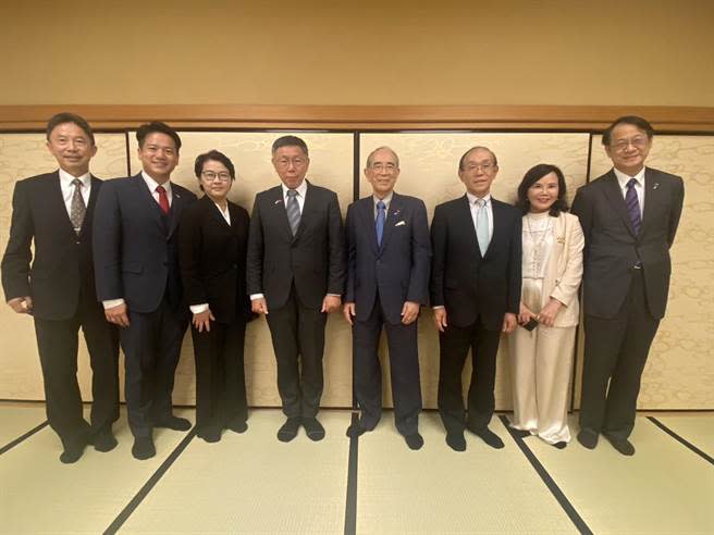 日本台灣交流協會會長大橋光夫（右四）、日本台灣交流協會理事長谷崎泰明（右二）、日本台灣交流協會台北事務所代表泉裕泰（右一）均出席。（民眾黨提供／楊亞璇東京傳真）