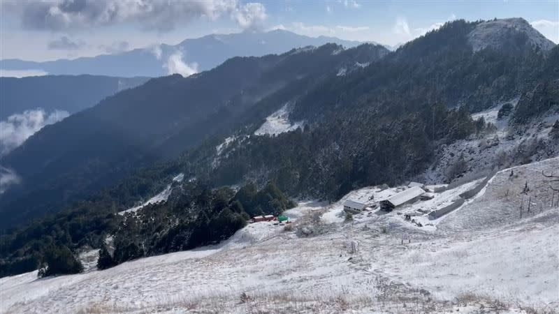 最強寒流發威，雪霸國家公園369山莊周遭積雪厚達30公分。(圖／翻攝畫面)