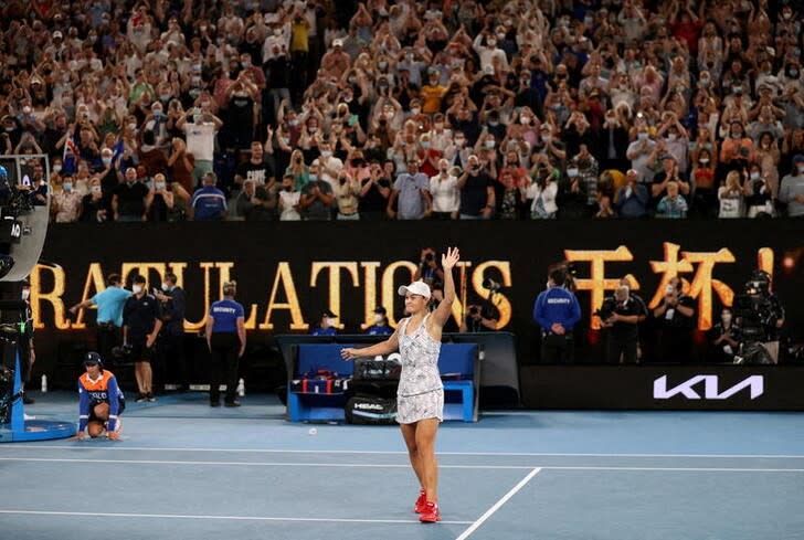 Los asistentes en Melbourne Park aplauden felices a la tenista Ash Barty, que se impuso sobre la estadounidense Danielle Collins para llevarse el título del Abierto de Australia. Enero 29, Melbourne. REUTERS/Loren Elliott