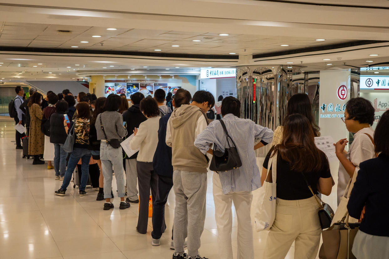 Turistas chinos comprando lingotes y accesorios de oro en LukFook, una joyería de Hong Kong, el domingo. (Billy H.C. Kwok/The New York Times)
