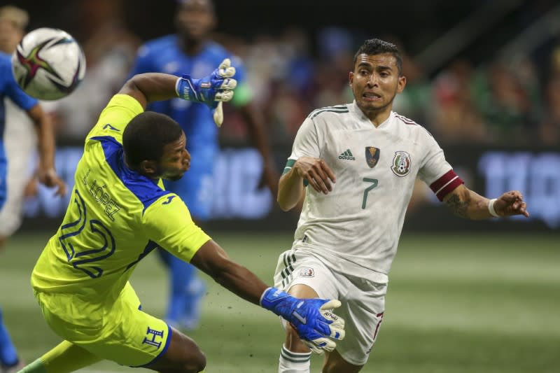 Orbelín Pineda dispara ante la salida del portero Luis López en el partido amistoso que disputaron las selecciones de México y Honduras