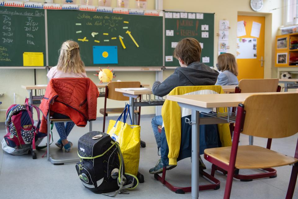 Dresden: Schüler einer vierten Klasse sitzen in der 103. Grundschule "Unterm Regenbogen" zu Beginn des Unterrichts auf ihrem Platz. In den Grund- und Förderschulen beginnt für die Klassenstufe vier im Freistaat unter Einhaltung der Hygiene- und Abstandsregeln wieder der Unterricht. Foto: Sebastian Kahnert / dpa-Zentralbild / dpa