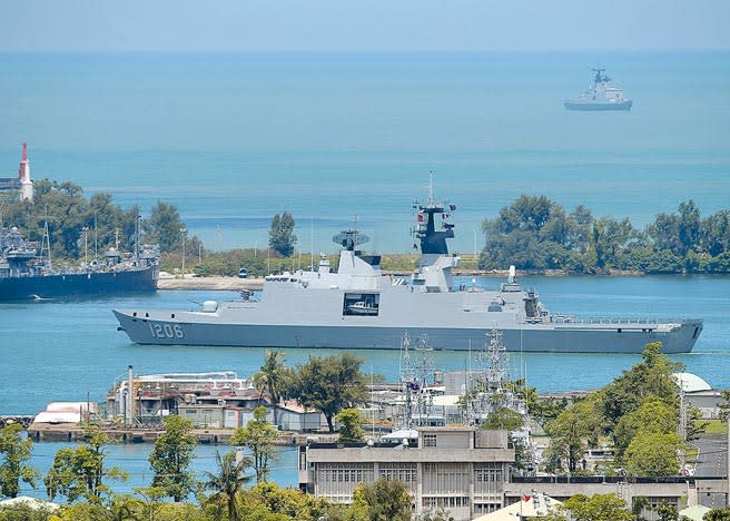 未來5年將有新艦成軍，左營二港擴建不能再拖。圖為迪化艦從左營軍港出航執行南海巡弋任務。（本報資料照片）