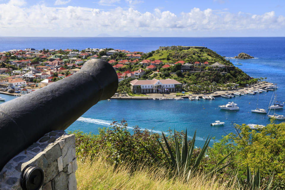 Uno de los paseos más populares en St. Barts res visitar Fort Karl, que está ubicado en una pequeña colina con vista a Shell Beach. (Getty Images)