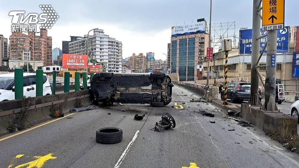 忠孝橋稍早發生翻車事故。（圖／TVBS）