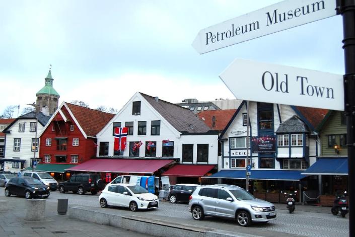 A sign points to the petroleum museum on the waterfront in the centre of Stavanger, Norway's oil capital (AFP Photo/Pierre-Henry Deshayes)