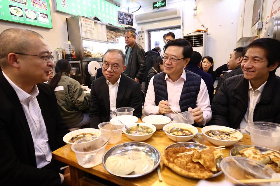 李家超今早與駐京處人員食早餐，稱要嚐一下老北京的味道。(李家超fb圖)