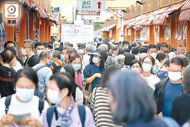 嘉年華昨日開幕，場內人流如鯽。