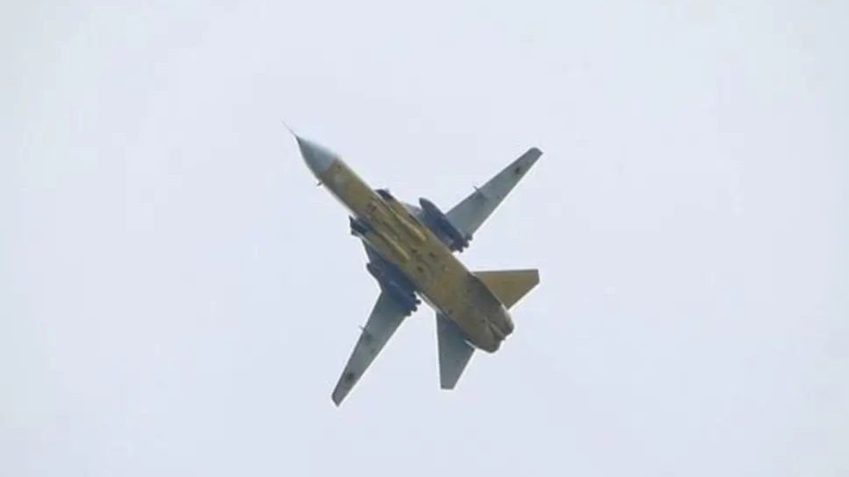 A Ukrainian Air Force Su-24 Fencer carrying a pair of Storm Shadow or SCALP EG cruise missiles. <em>via X</em>