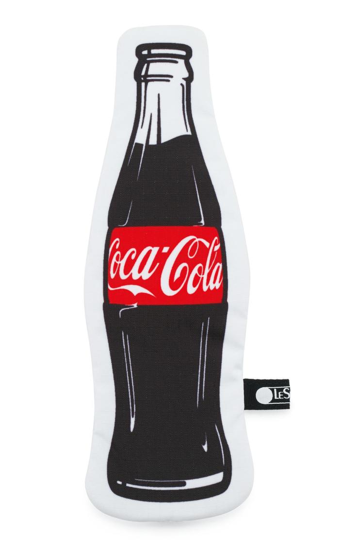 Coca Cola美味口感瓶形筆袋。NT$1,450