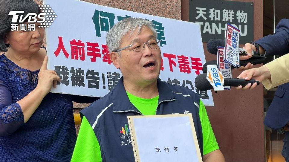 民進黨基層里長前來民進黨中央黨部陳情。（圖／方炳超攝）