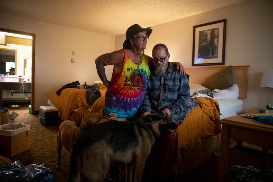 Jane y Travis James se refugian con sus perros en un hotel de Salem, Oregon, luego de escapar, a duras penas, de un incendio que destruyó su casa, el 13 de septiembre de 2020. (Kristina Barker/The New York Times)