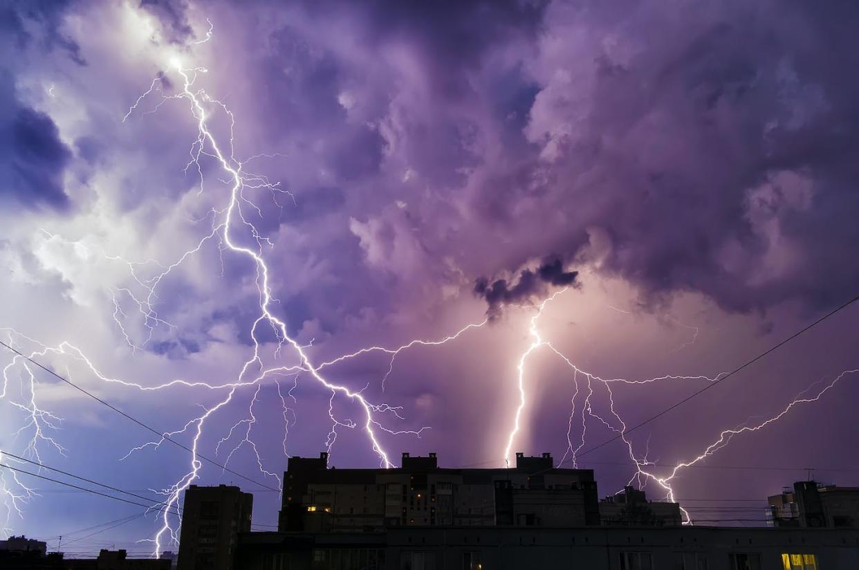 <a href="https://www.shutterstock.com/es/image-photo/rain-lightning-shot-city-over-houses-250380523" rel="nofollow noopener" target="_blank" data-ylk="slk:Sergey SERCH / Shutterstock;elm:context_link;itc:0;sec:content-canvas" class="link ">Sergey SERCH / Shutterstock</a>