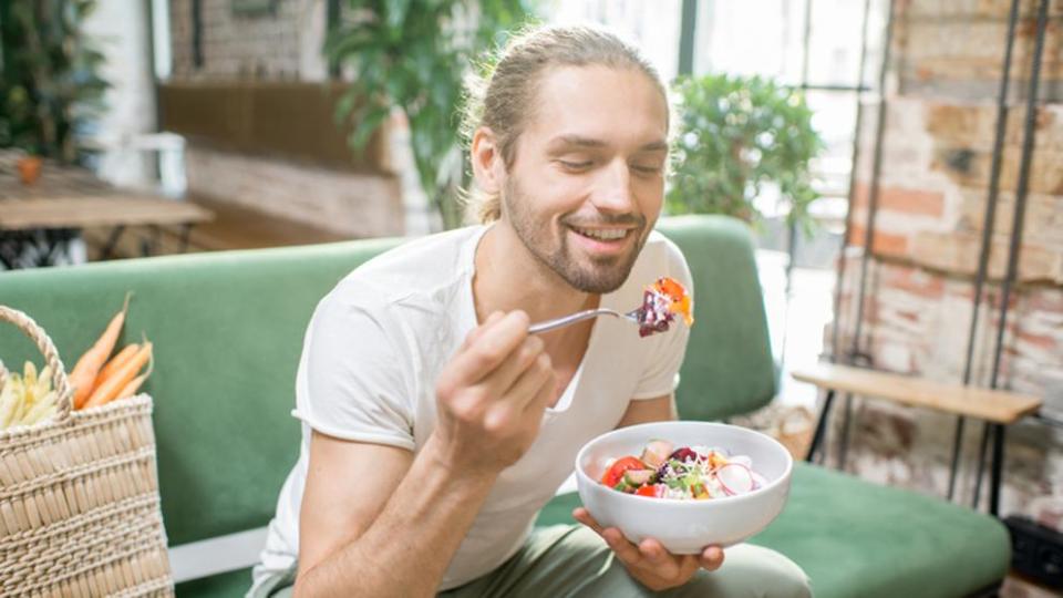 Una dieta vegana bien planificada, basada en cereales integrales, legumbres, frutos secos, semillas, verduras y frutas y pobre en alimentos refinados, azucarados y procesados, es una de las mejores armas de que disponemos para protegernos frente a la diabetes tipo 2.(Foto: Getty/Istock)