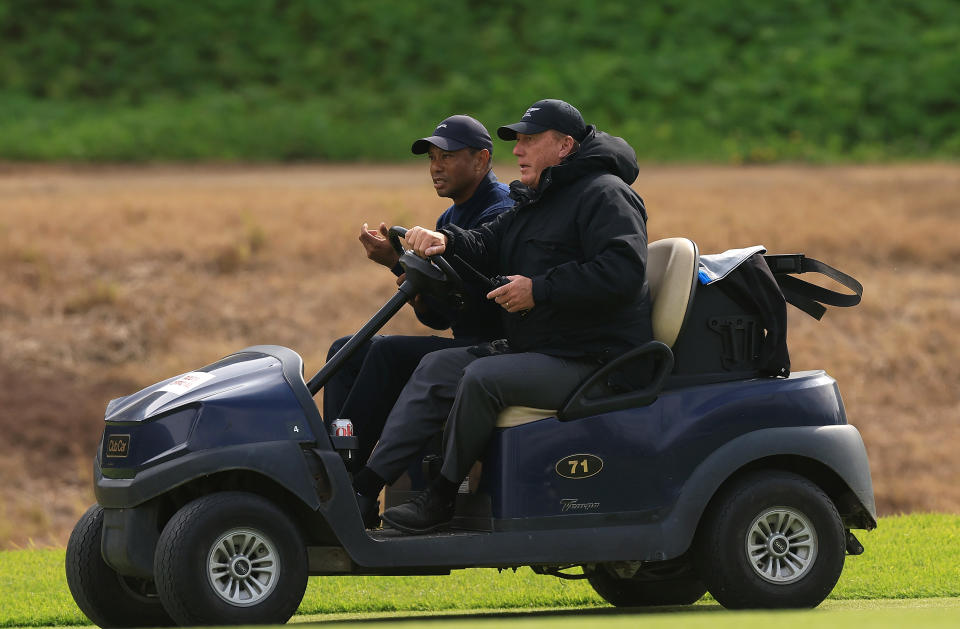 Tiger Woods retirou-se do The Genesis Invitational na tarde de sexta-feira depois de errar o sétimo buraco no Riviera Country Club.