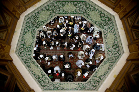 Shi'ite clerics study at al-Gharawiya school run by al-Hawza al-Ilmiyya in Najaf, Iraq, August 13, 2017. REUTERS/Abdullah Dhiaa Al-deen