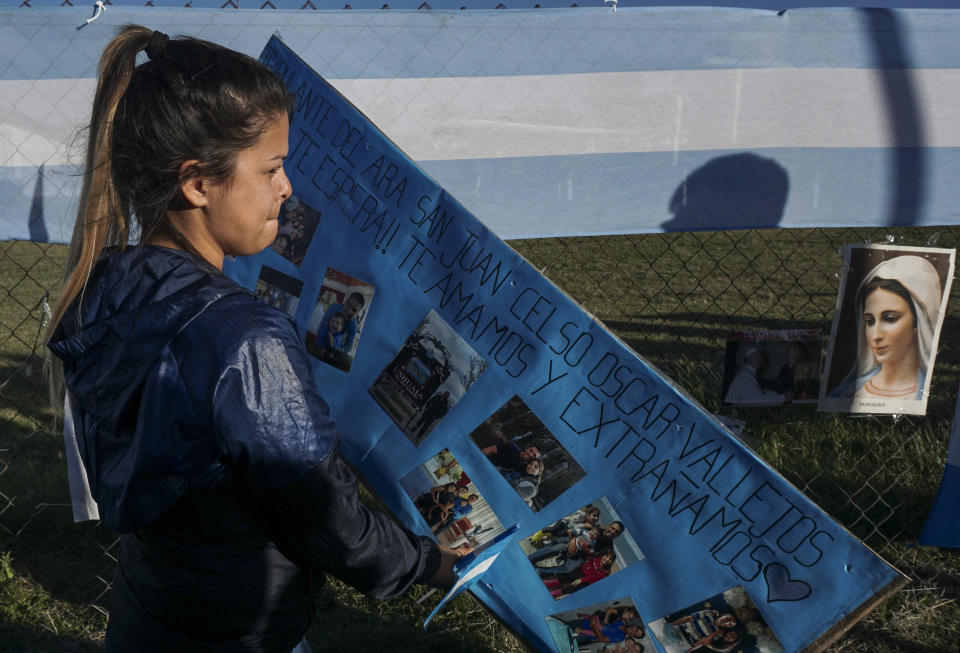 <p>Malvina Vallejos, hermana de Celso Óscar Vallejos, uno de los 44 tripulantes del submarino argentino desaparecido hace una semana, en una muestra de apoyo en la base naval de Mar del Plata, el 21 de noviembre de 2017 (AFP | Eitan Abramovich) </p>