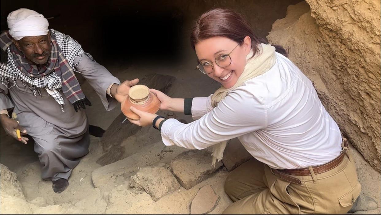 Smith-Sangster and Qufti Ashraf Zeydan Mahmud remove intact pottery from the burial chamber