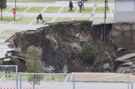 <p>Un gouffre énorme s'est ouvert vendredi matin dans le parking d'un hôpital de Naples, dans le sud de l'Italie.</p>