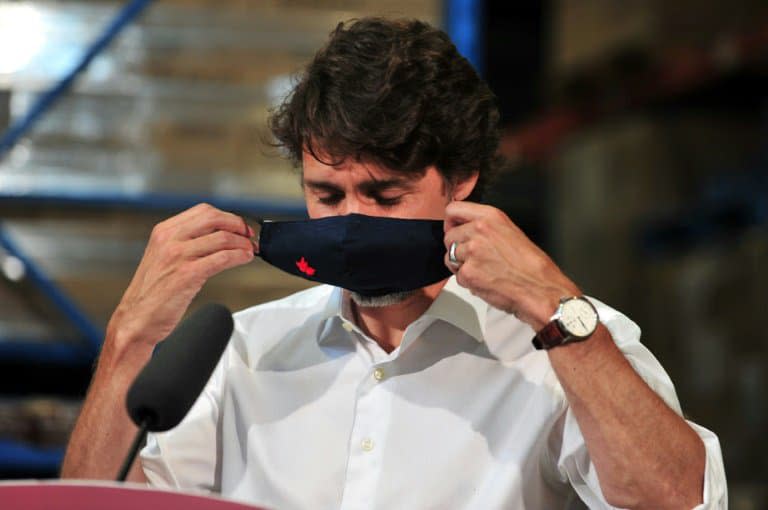 Le Premier ministre du Canada, Justin Trudeau, enfile un masque avant une conférence de presse à Gatineau, au Québec, le 3 juillet 2020 (Photo d'illustration) - Moh KADRI © 2019 AFP